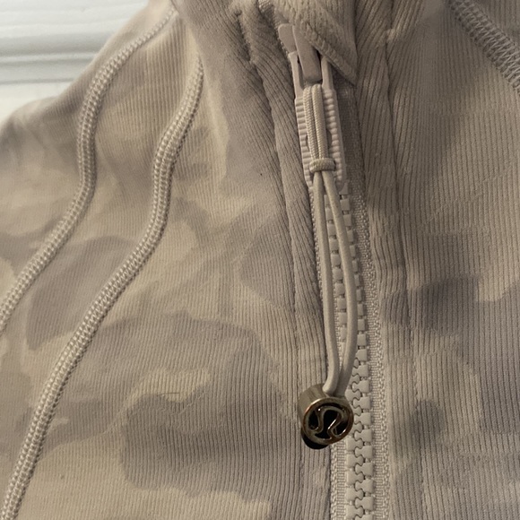 Lululemon Size 4 gray camo define Jacket - Picture 3 of 6